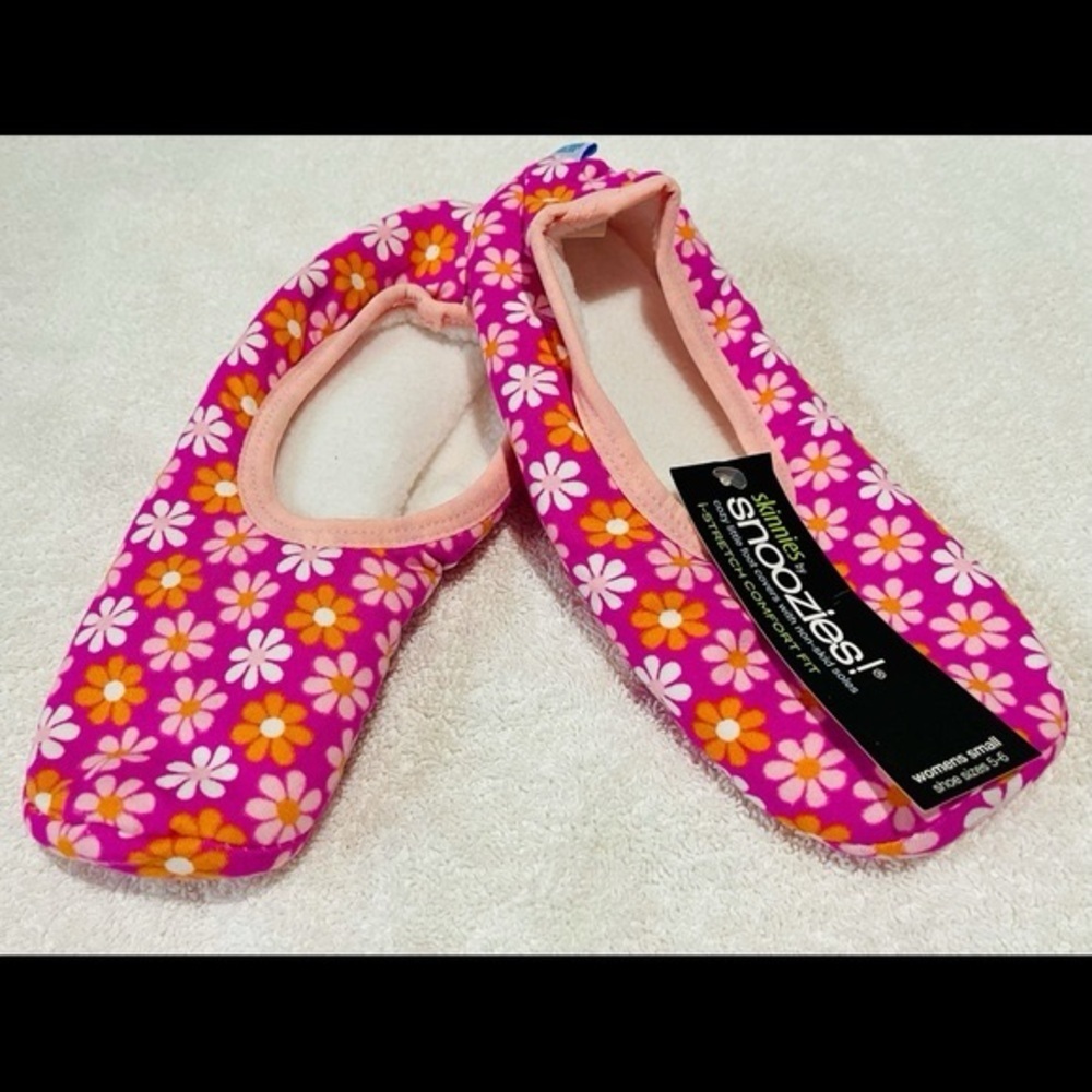 NWT SNOOZIES SLIPPERS NON-SLIP DAISIES SIZE LARGE (9-10)